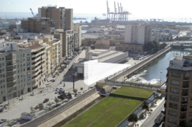 Moneos udvidelse af CAC bliver et vartegn for det nye M�laga. Den enkle, hvide betontrekant vil rejse sig mellem den nuv�rende museumsbygning og uadalmedina-floden. (Den eksisterende gangbro over floden erstattes ved samme lejlighed af en ny og lettere ko