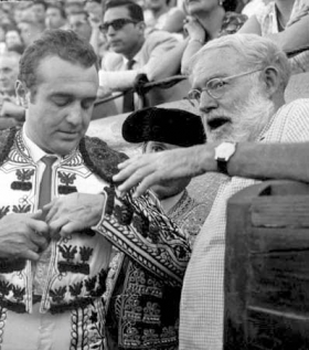 Ernest Hemingway sammen med vennen Antonio Ordo�ez i 1960.