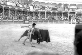 De ber�mte corridas goyescas, hvor tyref�gterne optr�der i kostumer fra Goyas tid, har et halvt �rs tradition i Ronda, hvor de altid   finder sted i forbindelse med byfesten. Foto af Arjona, 1958. Stillet til r�dighed af Archivo de la Real Maestranza de C