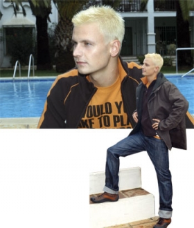 Blond - og dr�nsmart! Kasper i t-shirt og tr�je fra Cottonfield, jeans fra Matinique og et par fede sko fra Ecco - det hele fundet i Boutique Daniella i Centro Idea.