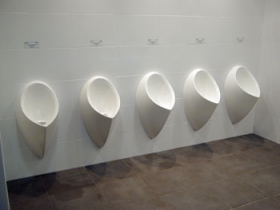 Urinalerne er vandbesparende og i flot design.