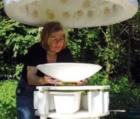 Karin Sauer fylder raku-ovnen.