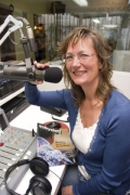 Ring til mig, siger Anne Bjerngaard - det er din radio! Foto: Julio Sevillano.
