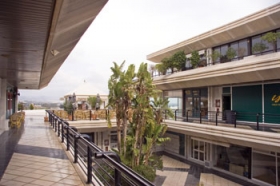 Den fantastiske udsigt fortoner sig i baggrunden bag Centro Plaza. Til venstre skimtes borde og stole uden for skandinavernes faste m�dested, West Indies.