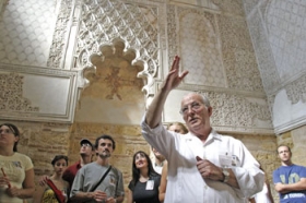 Den 700-�rige synagoge virker hurtigt stopfyldt. Den har kun et gulvareal p� 40 kvadratmeter. Mange turister er