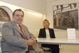 John Frank og Dorte Suurballe byder velkommen i de nye lokaler.