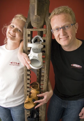 Christine Stranne og  Jannik Petersen regner ikke med, at de k�ber t�r for sandaler denne sommer.