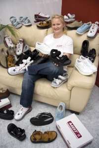 Christine Stranne fik styrket sine hypermobile led ved at g� i et par MBT-sko. Derfor valgte hun at �bne MBT Shop Cristina i Fuengirola.