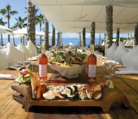 Nikki Beach g�r ogs� meget ud af det gastronomiske. Det er l�kker mad i l�kre omgivelser.
