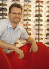 Claus Bentkj�r har drevet UniOptica siden december 1999.