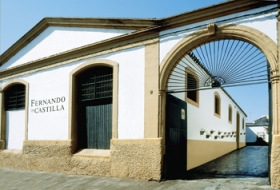 Facaden p� Fernando de Castilla er typisk for Jerez� bodegaer.