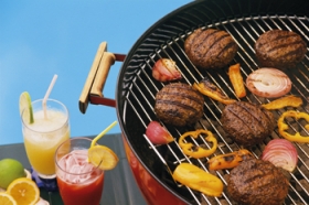 L�kkert grillk�d f�r t�nderne til at l�be i vand, men de h�je temperaturer i grillen har vist sig at udvikle kr�ftfremmende stoffer i k�det. Disse stoffer (stegemutagener) kan effektivt bremses med marinader, der indeholder krydderurter som rosmarin og ti