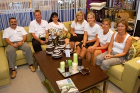 Lars og Lotte (nr. 2 & 3 fra venstre) sammen med en god h�ndfuld af deres personale.