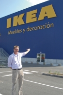 John Kersten er parat til at tage imod i IKEA M�laga. (Foto: Natascha Berg Madsen)