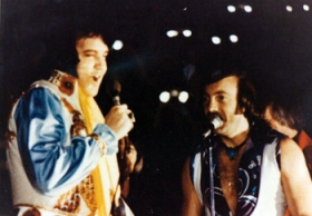 Elvis Presley sammen med Shaun Nielsen.