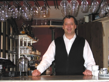 Gerrie Gran betjener kunderne med et smil i Restaurant Lucia Gerrie Gran betjener kunderne med et smil i Restaurant Lucia