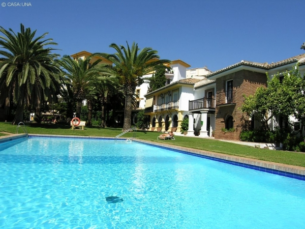 Haven og en af omr�dets tre pools