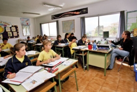 Eleverne på Sunny View School er først i år begyndt at gå med skoleuniformer. Men eleverne, der her er i skolens sportstøj, virker godt tilfredse med at være ens klædt. Eleverne på Sunny View School er først i år begyndt at gå med skoleuniformer. Men eleverne, der her er i skolens sportstøj, virker godt tilfredse med at være ens klædt.