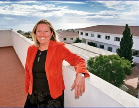 Torremolinos og Middelhavet breder sig bag skoleinspektør Christina O'Dowd, der, sammen med eleverne, hver dag kan nyde den fine udsigt. Torremolinos og Middelhavet breder sig bag skoleinspektør Christina O'Dowd, der, sammen med eleverne, hver dag kan nyde den fine udsigt.