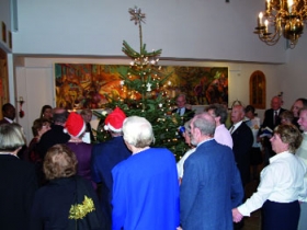 53 mennesker fra menigheden deltog i Juleaftens middag, sange og dans omkring kirkens juletr�. Det var en meget vellykket og god aften, som vi regner med at invitere til igen i �r.
