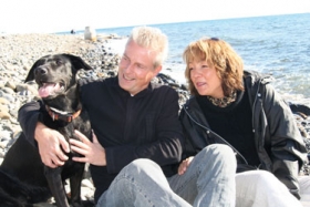 Chica nyder at v�re centrum i Helle og Poul Tyxens liv og deltager gerne i promoveringen af Oliver's kvalitetsfoder i trioens nye firma, Scandinavian Petfood.