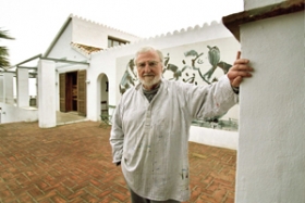 Arne Haugen S�rensen udenfor sit atelier i Frigilianas bjerge.