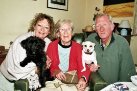 Annette Dalby Andresen, hendes mor  Mormor-Ester, �gtemanden Jan  samt familiens to hunde- Thor og Sif.