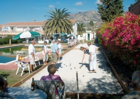 Stemning p� petanque-banerne i Club Dan�s.