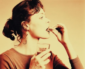 Spild af penge eller sund fornuft. Der findes delte meninger om vitaminpiller, men meget tyder p�, at der er sundhedsm�ssige fordele forbundet med brugen af dem.