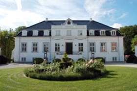 Arres�dal Privathospital er indrettet i generalmajor Johan Frederik Classens gamle slot ned til Arres� ved Frederiksv�rk.