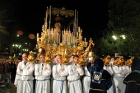 Jomfruen i �Jes�s El Rico� hedder �Mar�a Sant�sima del Amor�. De rigt pyntede andalusiske jomfruer minder mere om dronninger end om fattige t�mrerkoner.