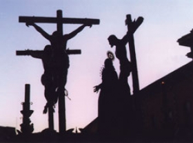 Et af Suso de Marcos� processionsarbejder: Den korsf�stede Jesus mellem tyvekn�gtene. Virkningen er overv�ldende i dagens sidste lys.