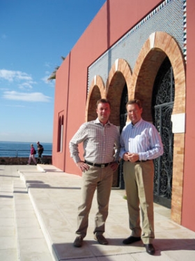 Michael Regius (tv) og Christian Winther Andersen er overbevist om, at andre travle danskere - som de selv - g�r med en dr�m om en bolig med plads til eftertanke i det afslappede Andalusien.